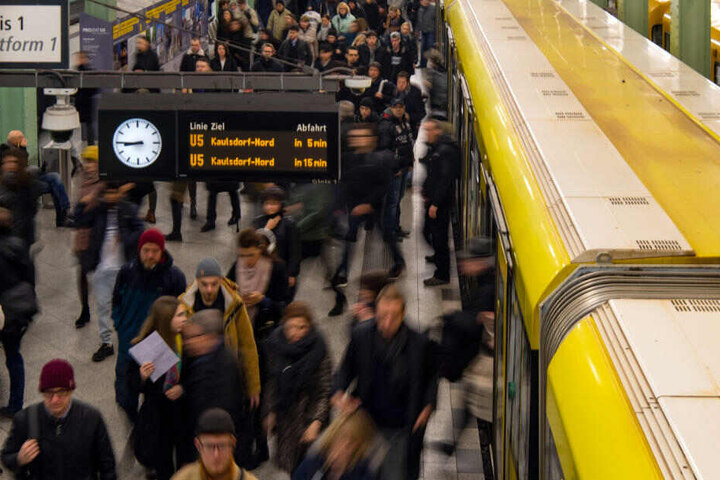Fahrgäste steigen aus einer U-Bahn der Berliner Verkehrsbetriebe (BVG) am Alexanderplatz aus.