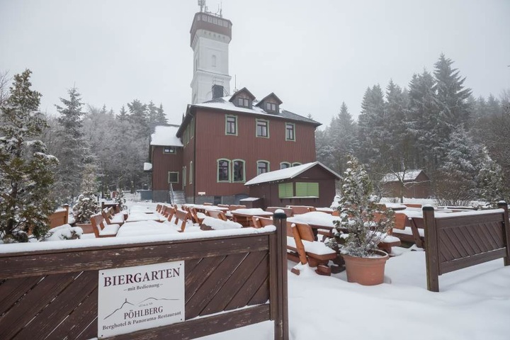 Besucher des Biergarten auf dem Pöhlberg im Erzgebirge müssen noch etwas auf besseres Wetter warten.
