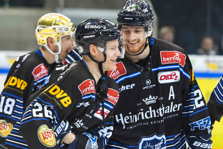 Vorne im Bild: 5:2-Torschütze Dominik Grafenthin, dahinter Mirko Sacher und Goldhelm Brendan Cook.