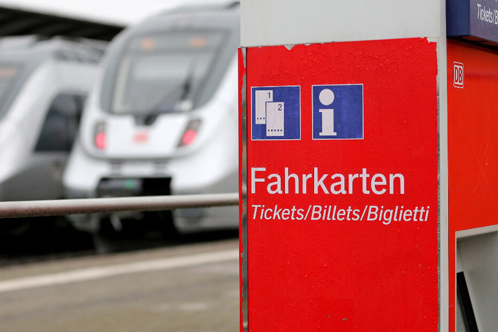 Ein Fahrkartenautomat der Deutschen Bahn steht im Hauptbahnhof, im Hintergrund zwei Regionalbahnen. (Symbolbild)