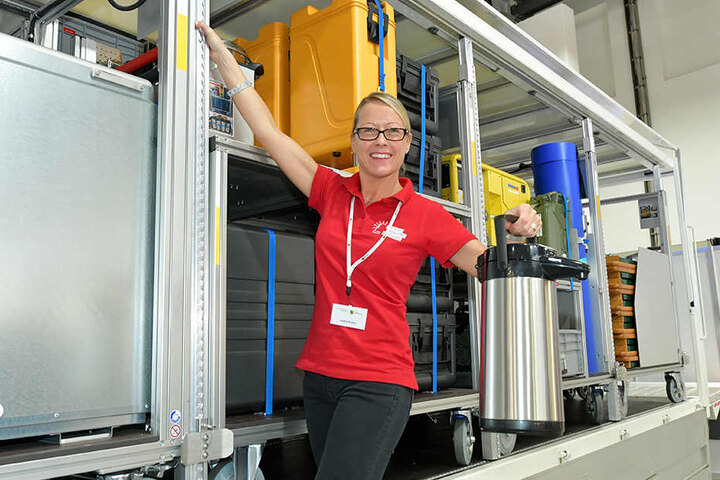 Sandra Richter (39) vom Innenministerium vor dem neuen Gerätewagen (GW-V) mit mobiler Feldküche.