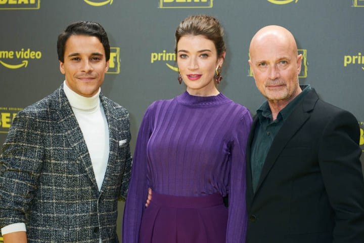 Die Schauspieler Kostja Ullmann (l-r), Anna Bederke und Christian Berkel bei der Premiere im Kraftwerk Berlin.