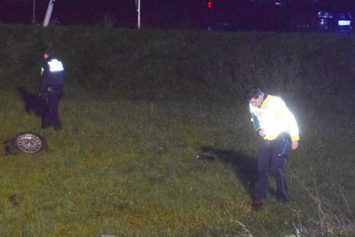 Bei dem Unfall verlor der Wagen ein Vorderrad.