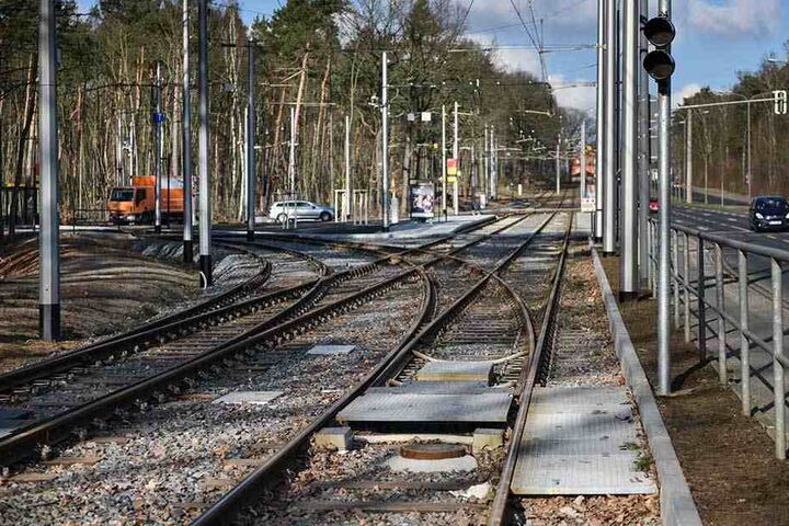 Über die neu verlegten Gleise im Bereich der alten Wendeschleife Diebsteig können die Straßenbahnen bald mit bis zu 60 Stundenkilometern düsen.