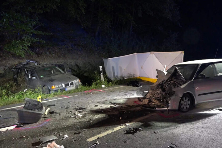 Durch den heftige Aufprall wurden die Autos teilweise in Fetzen gerissen.