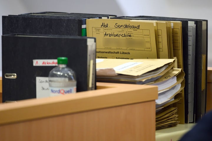 Die Akten der Staatsanwaltschaft im Fall der vierfachen Mutter, die wegen Misshandlung vor Gericht steht, liegen auf einem Tisch im Landgericht Lübeck.