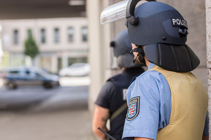 Nur mit Schutzausrüstung näherten sich die Polizisten dem Parkhaus "Anger1".