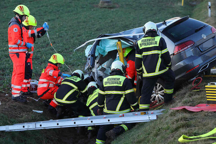 Der Golf befindet sich nach dem Crash neben der Straße.