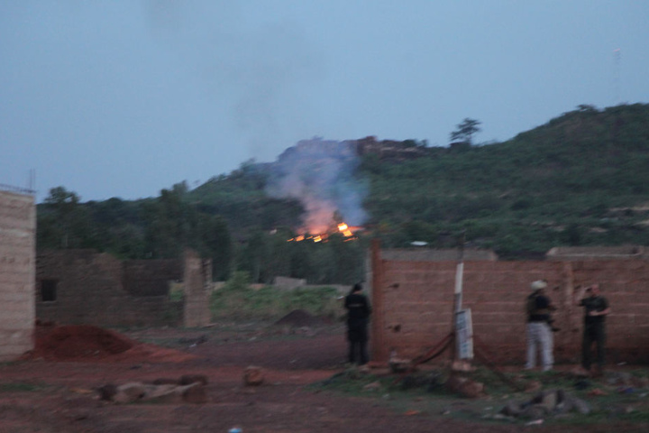 Ein Feuer brennt bei Bamako, Mali, am Pool des Ressorts.