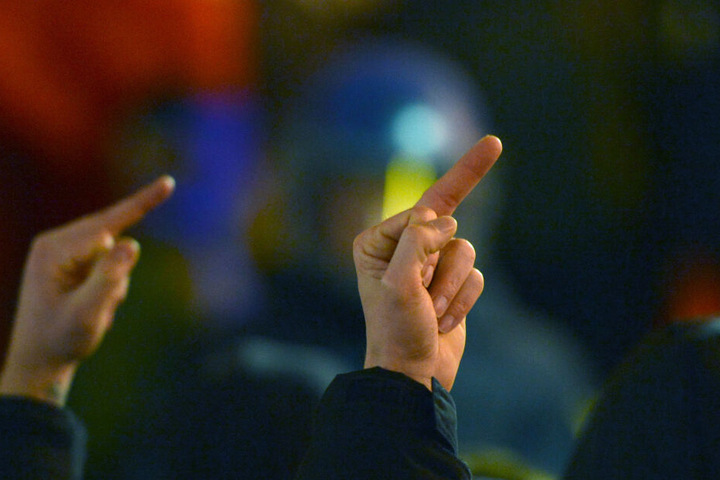 Die Frau zeigte den Polizisten den Mittelfinger. (Symbolbild)