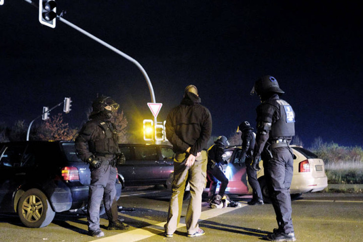 Kurz vor dem Zweitliga-Derby zwischen Hannover 96 und Eintracht Braunschweig hat die Polizei eine Massenschlägerei der verfeindeten Lager verhindert.
