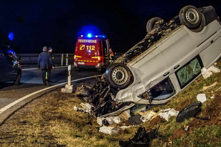 Der Fahrer war in diesem Auto eingeklemmt.