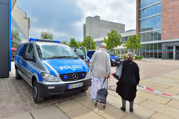 Rund um das Finanzamt wurde weiträumig abgesperrt. Fußgänger müssen große Umwege laufen.