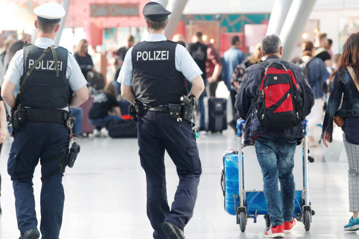 Polizisten warteten bereits am Flughafen auf den 19-Jährigen. (Symbolbild)