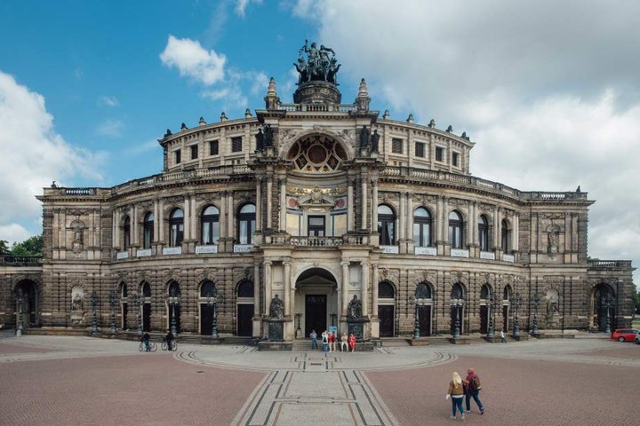 Die Semperoper wurde in den vergangenen 177 Jahren zwei Mal zerstört. 1869 brannte sie ab und 1945 wurde sie ausgebombt. Beide Male wurde sie in jahrelanger Arbeit wieder aufgebaut.