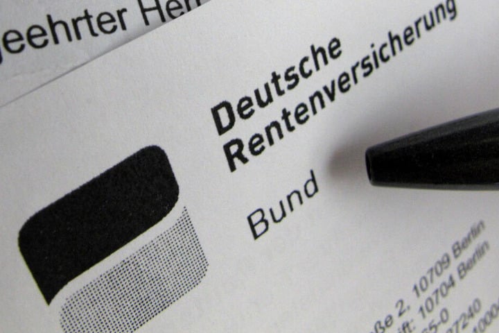 Eine Renteninformation der Deutschen Rentenversicherung liegt auf einem Schreibtisch. (Archivbild)