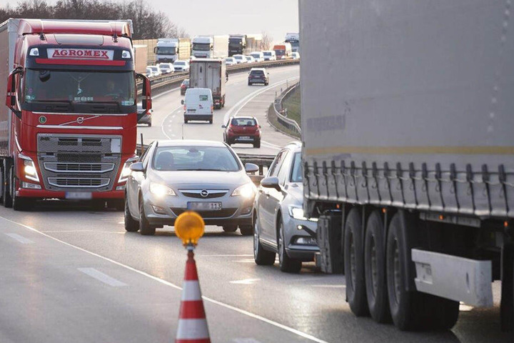 Durch den Unfall bildete sich auf der A4 ein langer Stau.