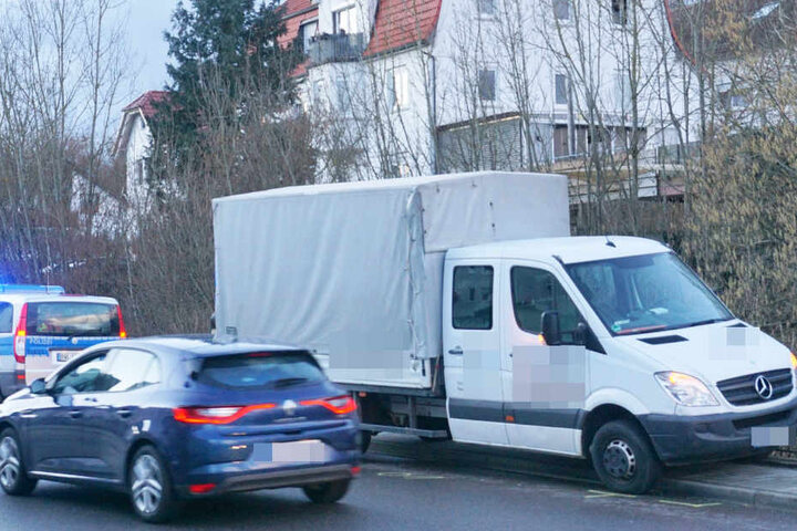 Der Transporter kam auf dem Gehweg zum Stehen.