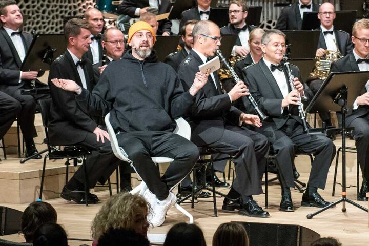 Der Rapper liest in der Elbphilharmonie während eines Konzerts vor.