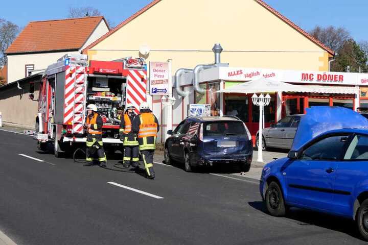 Die Kameraden der Hohnstädter Feuerwehr löschten den Brand endgültig und reinigten die Fahrbahn.