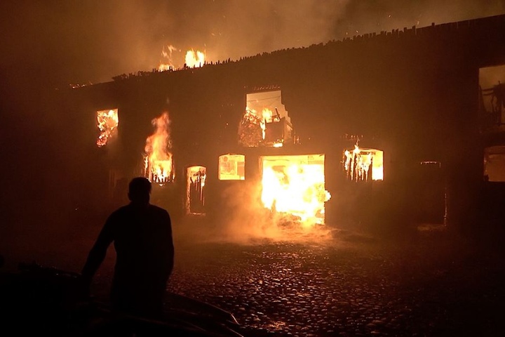 Glücklicherweise konnte die Feuerwehr ein Übergreifen der Flammen auf andere Gebäude verhindern.
