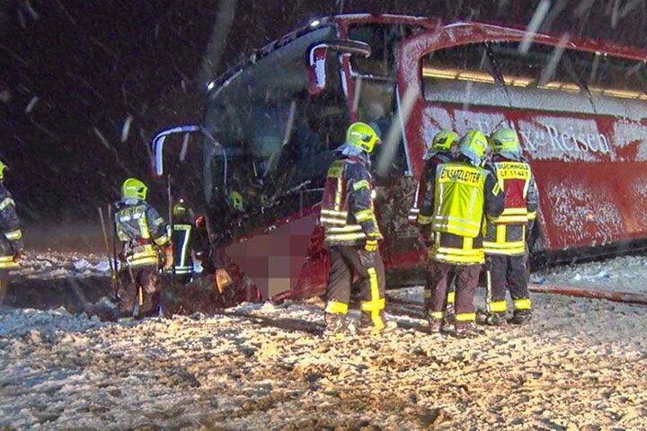 Bei Cunersdorf (Annaberg-Buchholz) kippte dieser Reisebus in den Graben.
