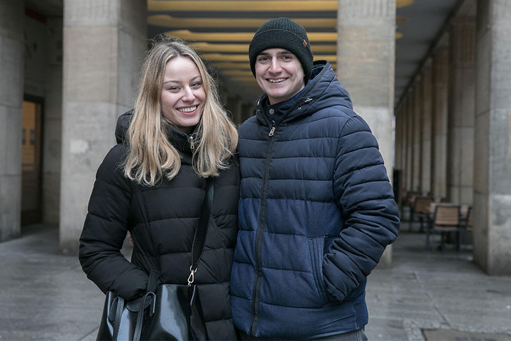 Martin (23) und seine Freundin Lucie (23) aus Prag begehen den Frauentag "klassisch": "Ich habe meiner Freundin letztes Jahr Blumen geschenkt und tue das auch wieder. Das ist eine schöne Aufmerksamkeit, aber man sollte die Frauen trotzdem jeden Tag ehren.