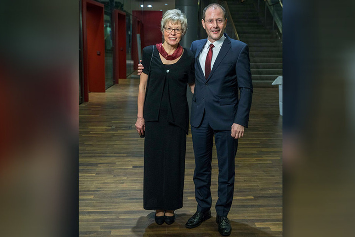 Auch die Politik war zu Gast. Markus Ulbig hält seine Frau Monika im Arm.