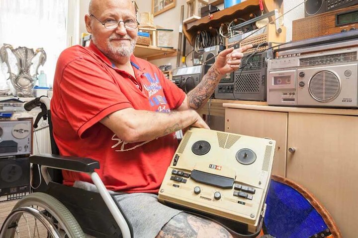 Nur eine
kleine
Auswahl:
Andre
Bethke
(53) mit
einem
alten Tonband und
verschiedenen
DDR-Radiorecordern in
seinem
Arbeitszimmer.