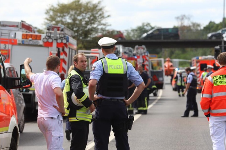 Der Kradfahrer war mit einem Lkw zusammengestoßen.
