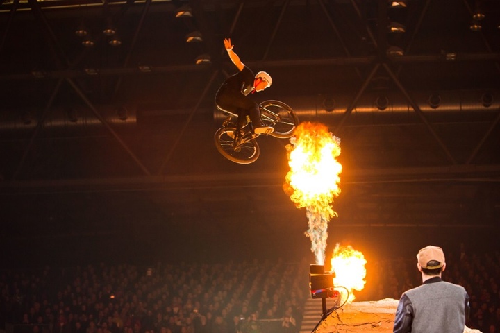Staunen Sie über spektakuläre Stunts und heiße Feuershow.
