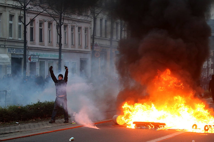 Die Antifa wehrt sich gegen die Vorwürfe der Gewalt, schreibt auf Indymedia: "Nirgendwo wurde in den vergangenen Jahren so viel Tränengas wie am 12.12.2015 in Leipzig eingesetzt."