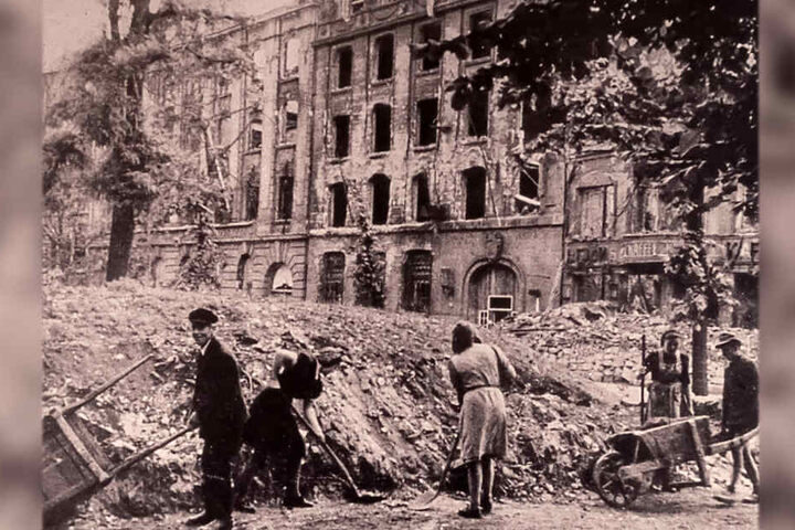 Ein Foto von den Aufräumarbeiten nach dem Zweiten Weltkrieg.