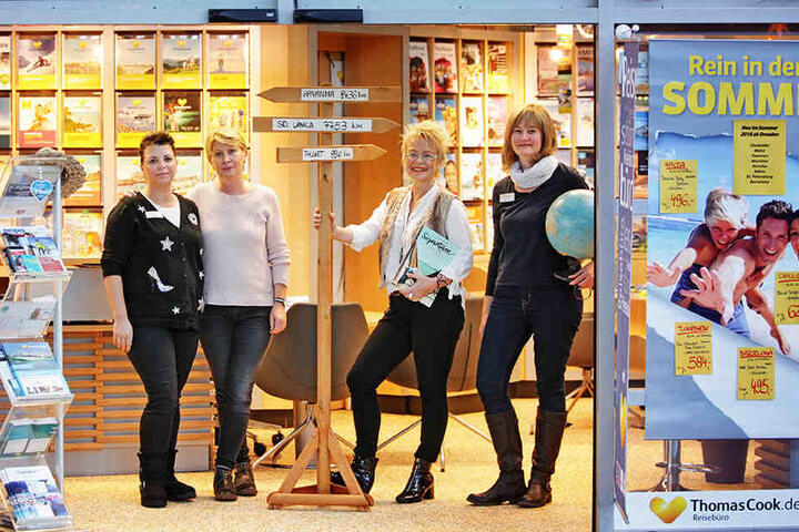 Das Thomas-Cook-Team vom Reisemarkt am Flughafen lockt die Neukunden heute mit Sangria, Serrano-Schinken und dem Duft der weiten Welt: Jana Scheller (46, v.l.), Cornelia Eiselt (47), Andrea Helm (48), Bettina Dix (48).