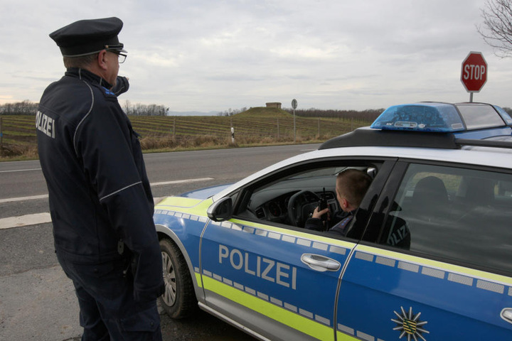 Einsatzkräfte
sperrten den unmittelbaren Fundort ab.