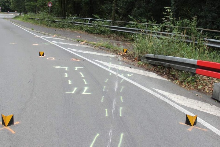 Die markierten Unfallspuren der Polizei zeigen den Ablauf der Kollision.