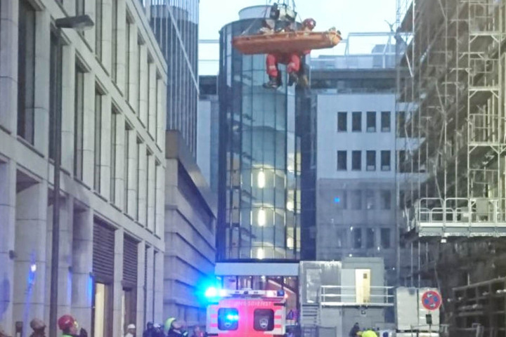 Mit Hilfe einer Trage konnten die Rettungskräfte den Verletzten abseilen.