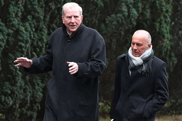 Klaus Sammer (li.) kam auch, um sich von Häfner zu verabschieden.