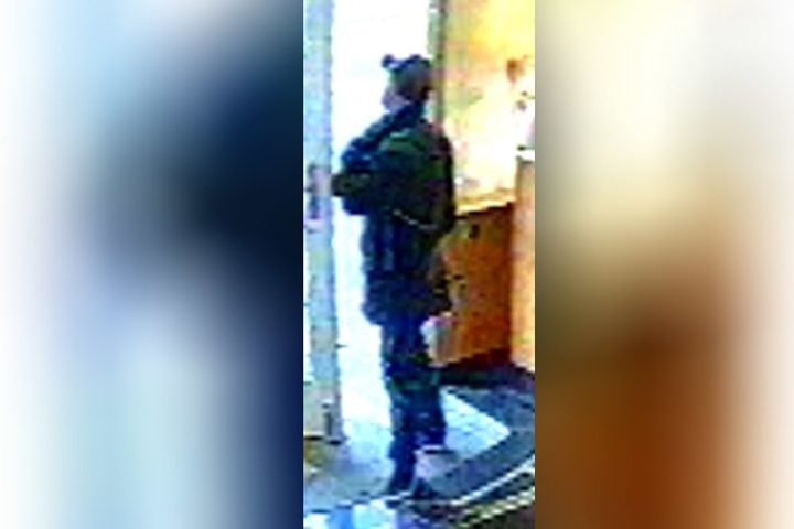 Der Komplize nahm unterdessen Schmuck und Uhren mit.