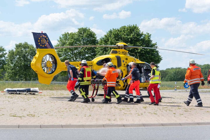 Rettungskräfte bringen den schwer verletzten SUV-Fahrer mit einem Rettungshubschrauber ins Krankenhaus.