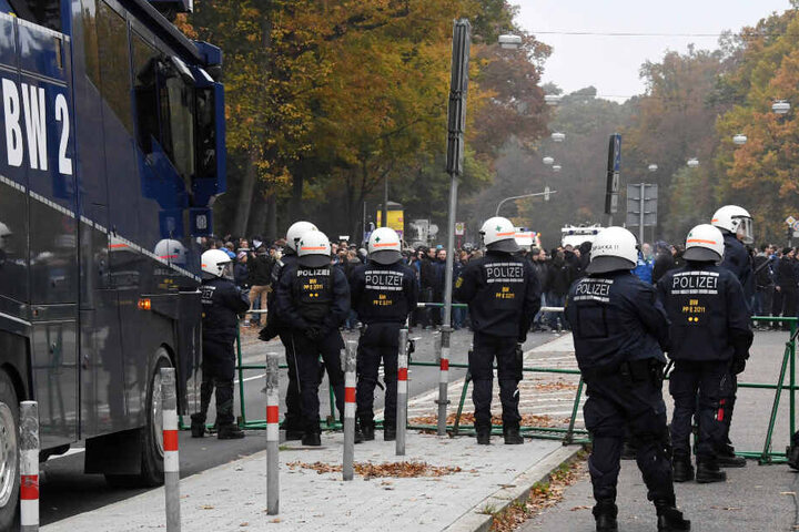 Im Oktober 2016: Einsatzkräfte der Polizei sichern vor Spielbeginn den Bereich vor dem Stadion in Karlsruhe. (Archivbild)