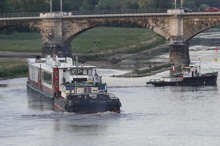 Ein Schlepper zieht das Schiff wieder ins tiefe Wasser.