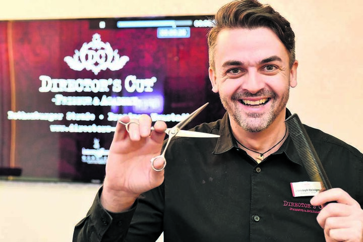 Christoph Steinigen (43) schneidet, legt und föhnt seit 15 Jahren die Haare der Kundschaft in seinem Salon "Director´s Cut".