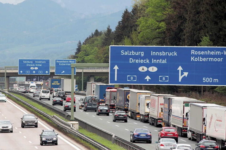 Aufgrund der Blockabfertigung kommt es zu langen Staus. (Symbolbild)