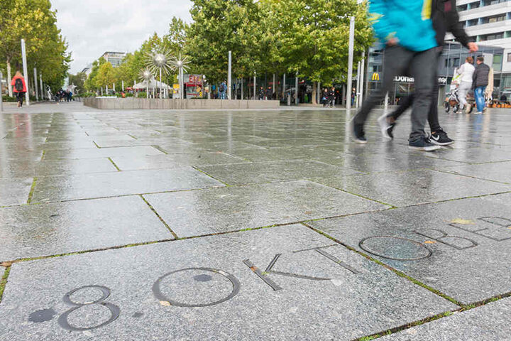 Prager Straße, Dresden: Unscheinbar. Das Denkmal zur Erinnerung an die Gründung der "Gruppe der
20".