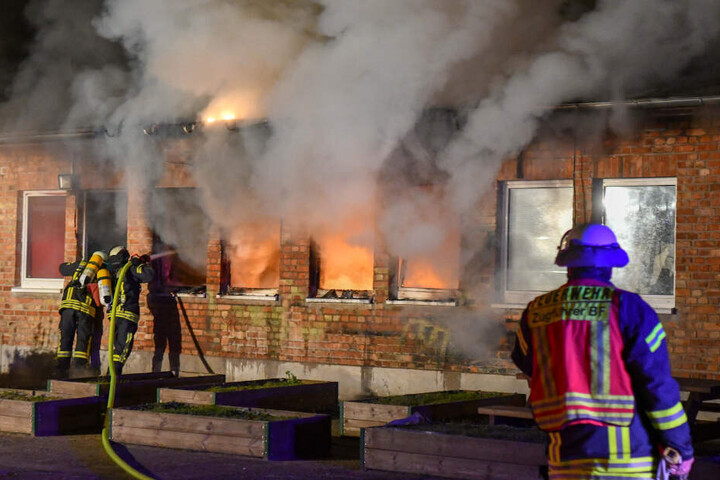 In einem Wohnzimmer einer Wohnung des Heims war ein Feuer ausgebrochen.