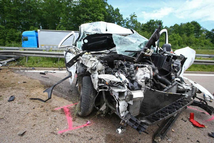 Der Transporter wurde bei dem Crash völlig zerstört.
