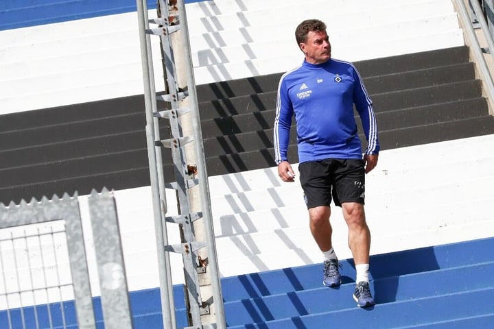 Der 55-jährige Coach kommt zum Training beim HSV.