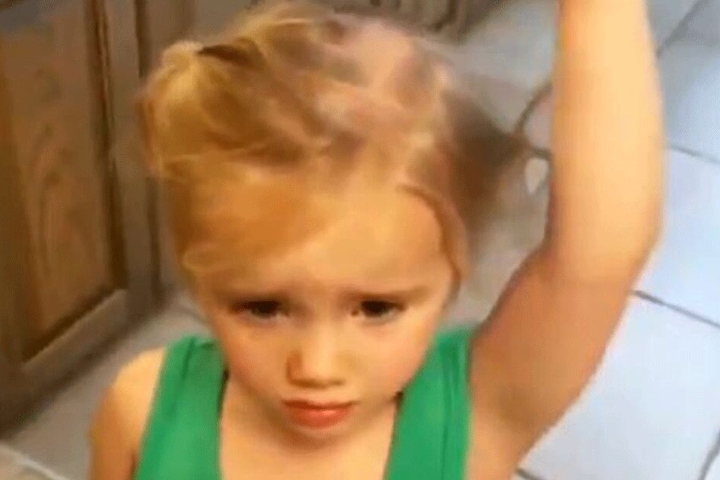 Schwester Eloise hofft hingegen auf eine passable Frisur aus ihrem Resthaar...