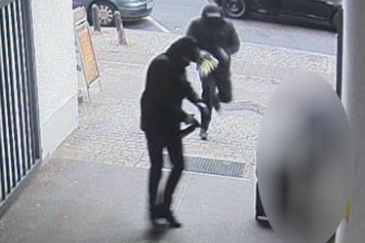 Bilder aus der Überwachungskamera zeigen den Überfall.